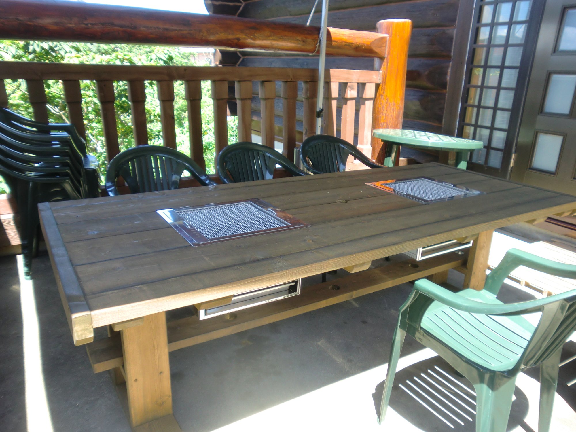 テラスのBBQダイニングテーブル