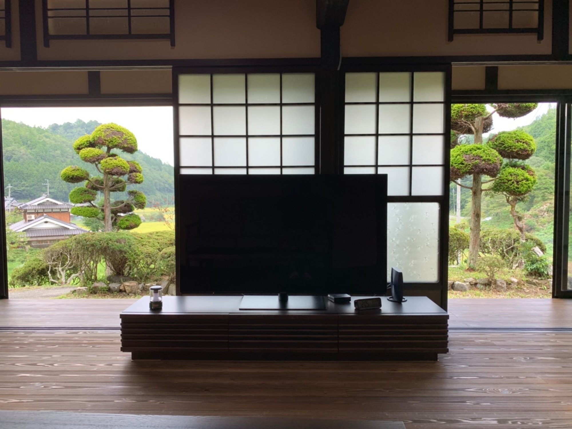 薪ストーブのあるリビングから望む庭の景色