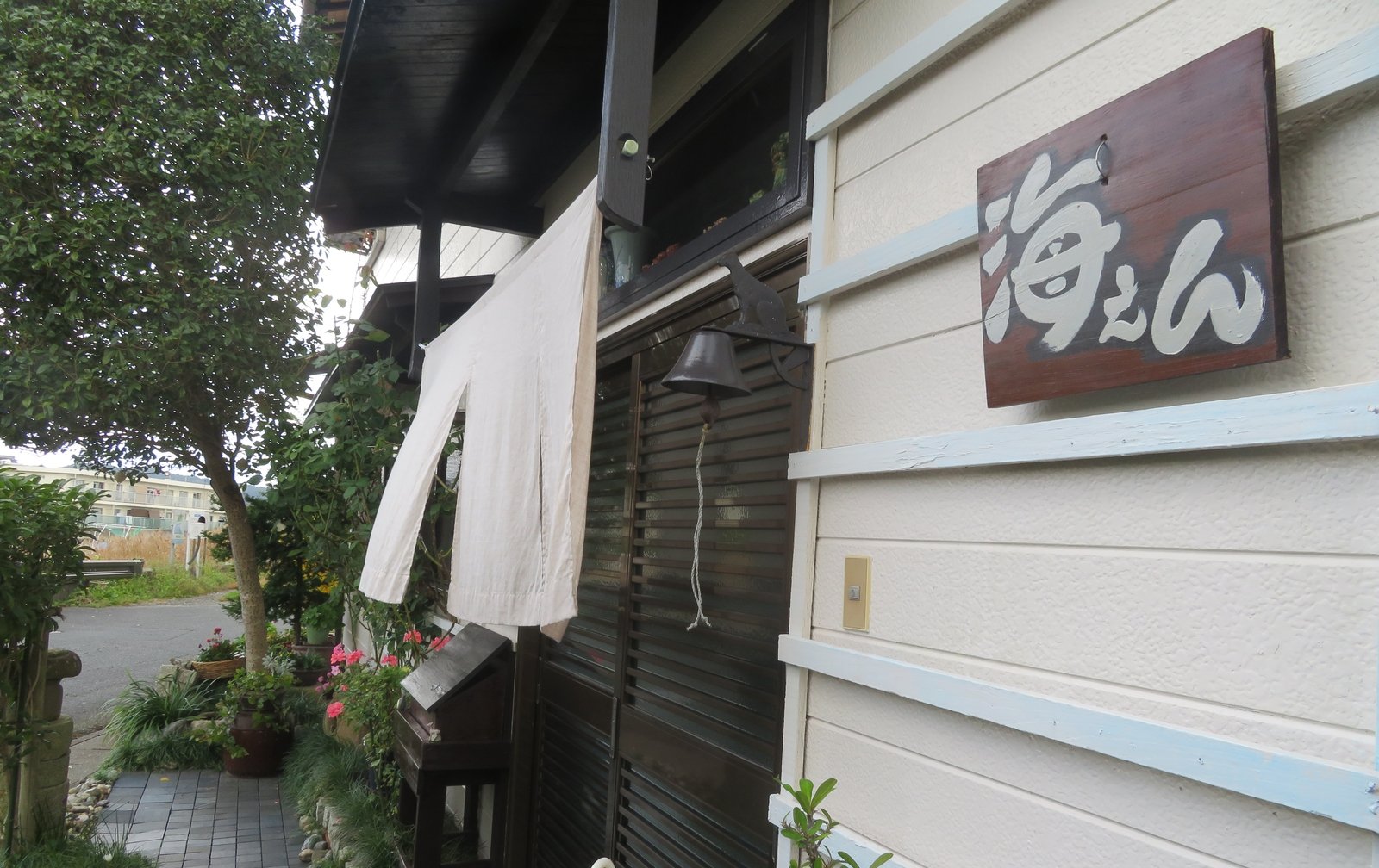 暖簾のかかる玄関先