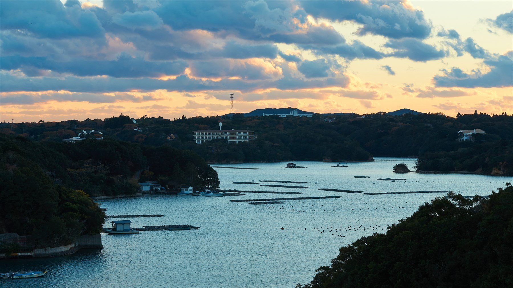 高台から見渡す英虞湾の夕景