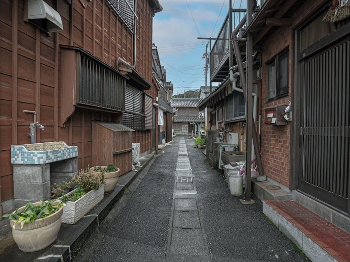 鳥羽の路地に佇む外観
