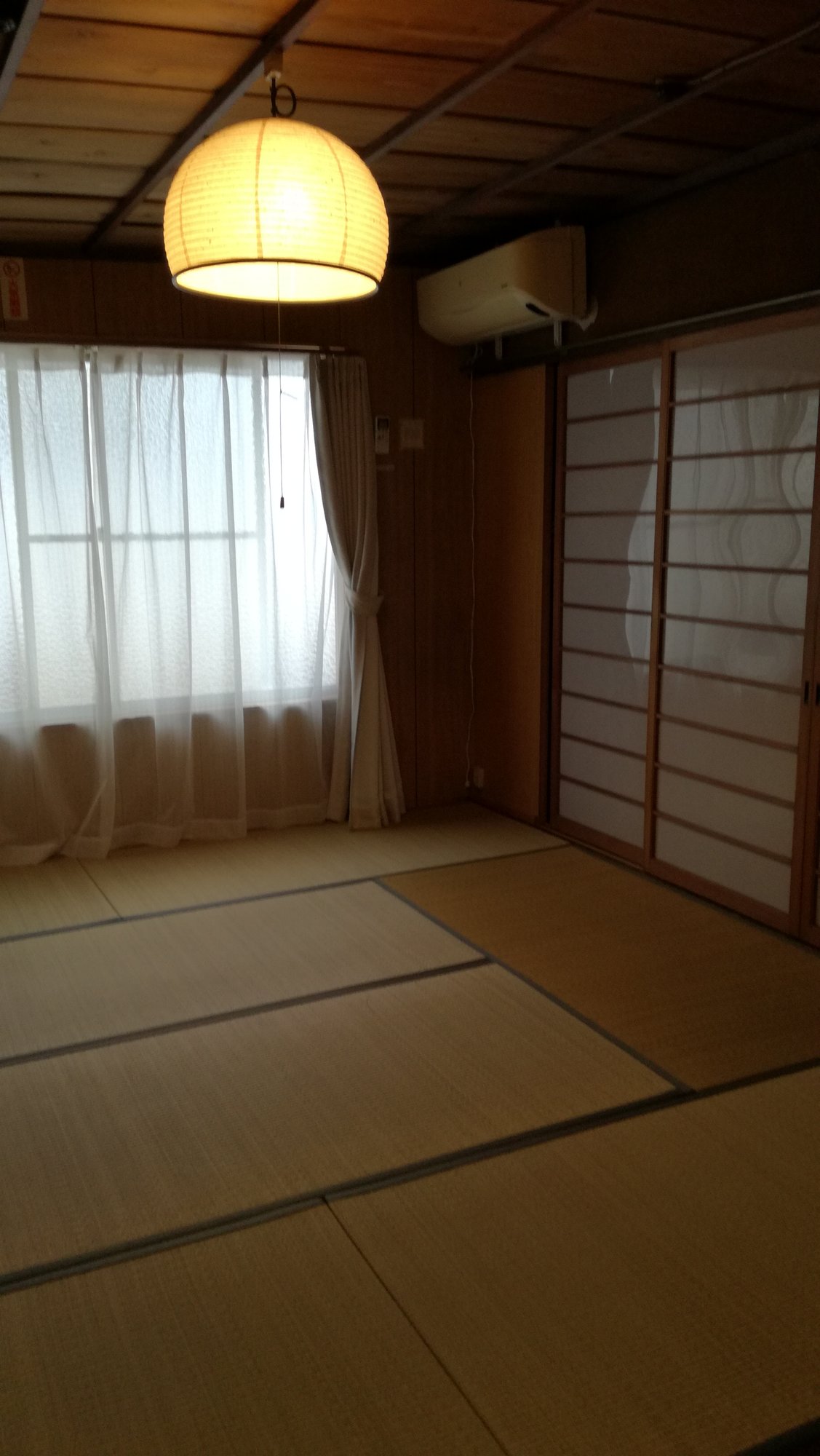 2階の畳の寝室