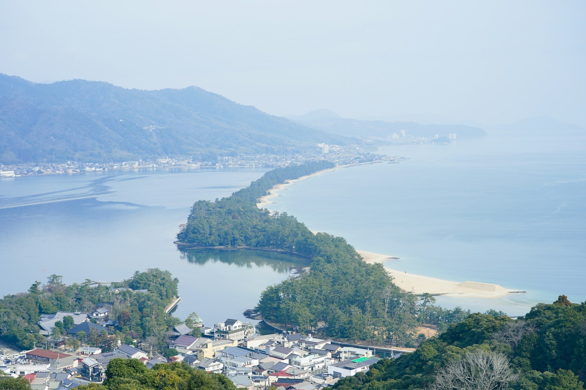 天橋立の砂洲と海のイメージ