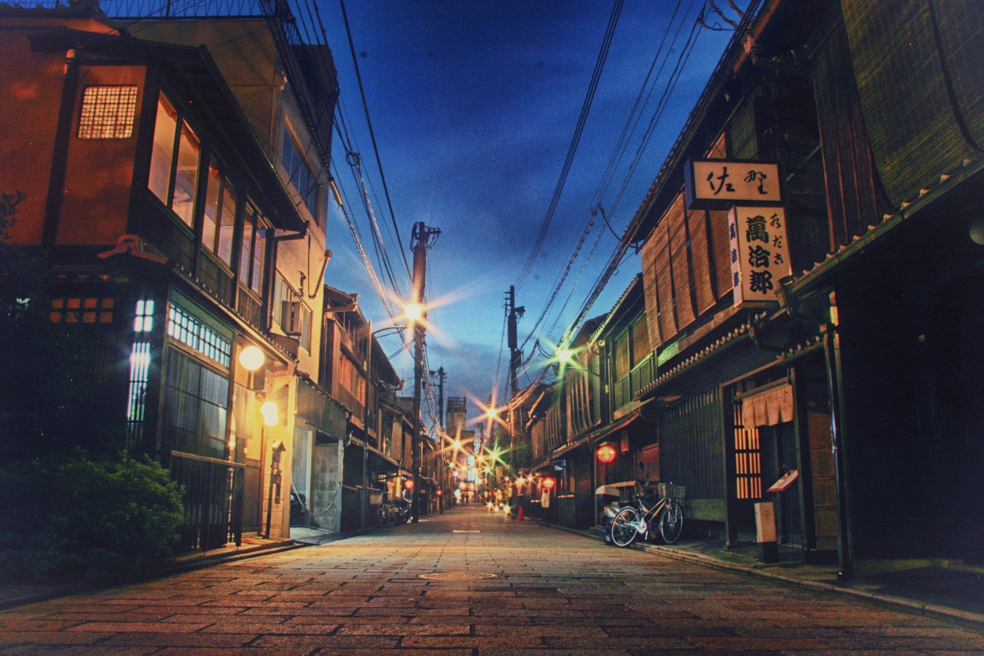 灯りがともる祇園の夜の路地