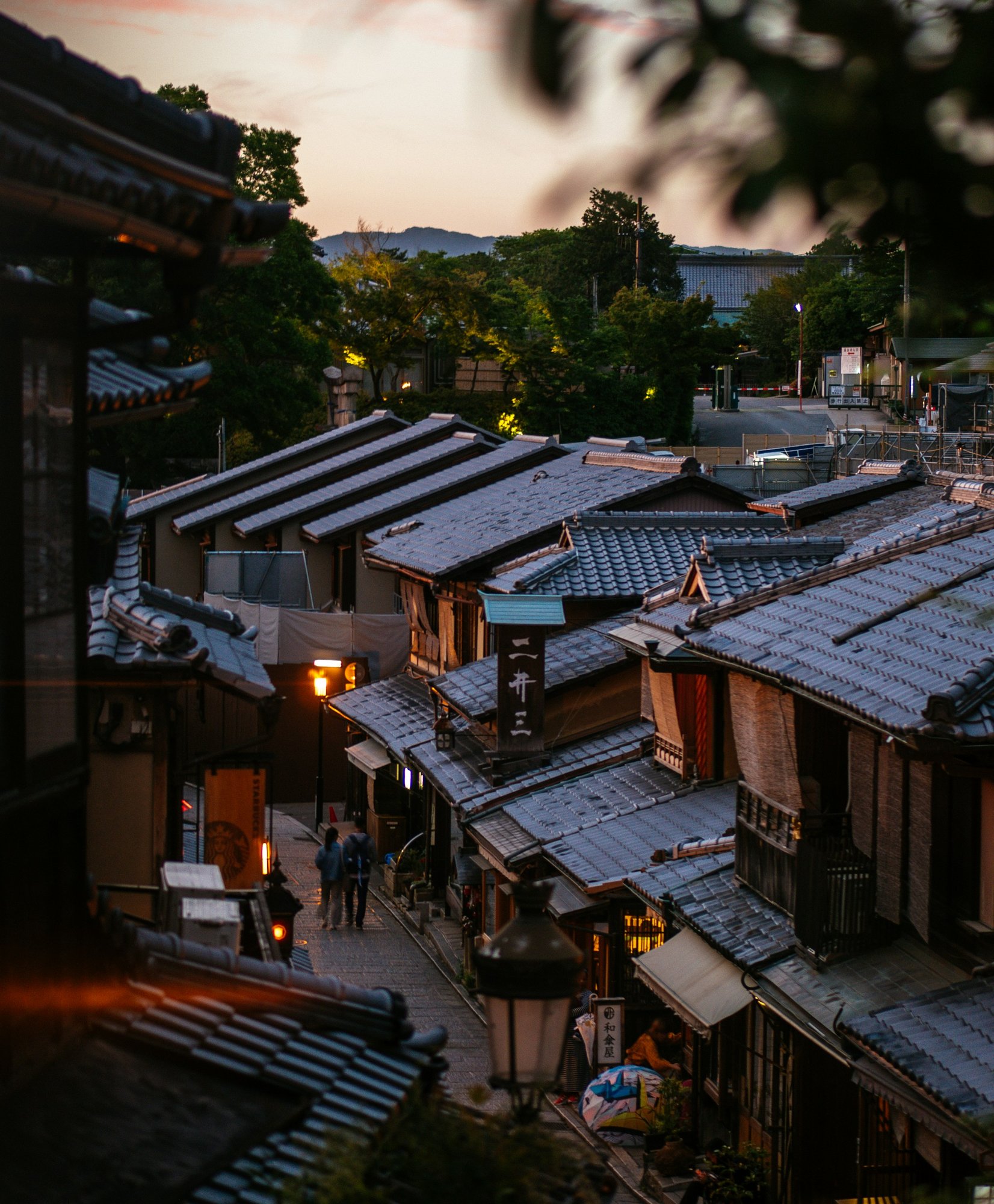 祇園・東山の町家が連なる瓦屋根の風景