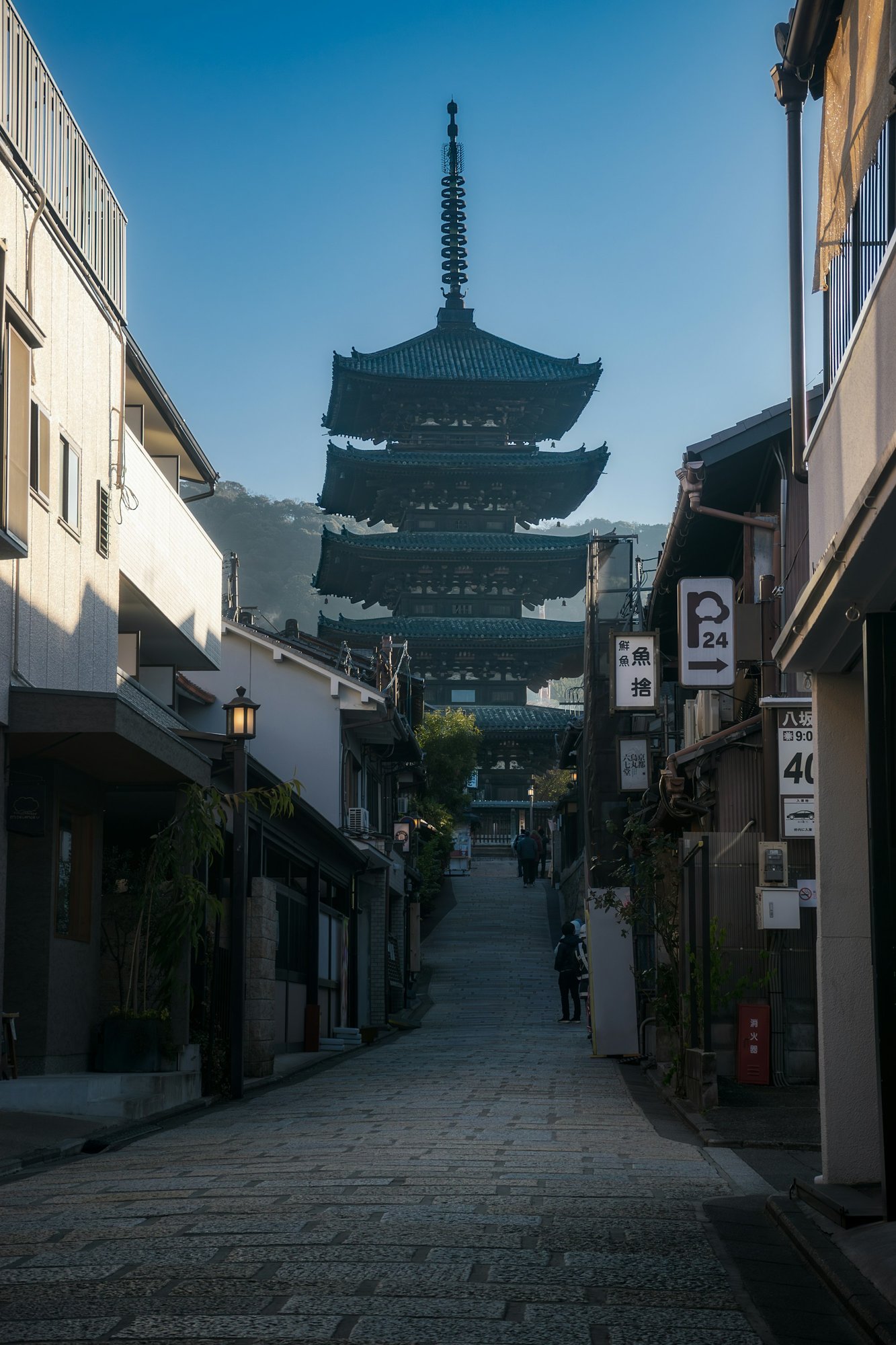 八坂の塔へと続く東山の石畳路地
