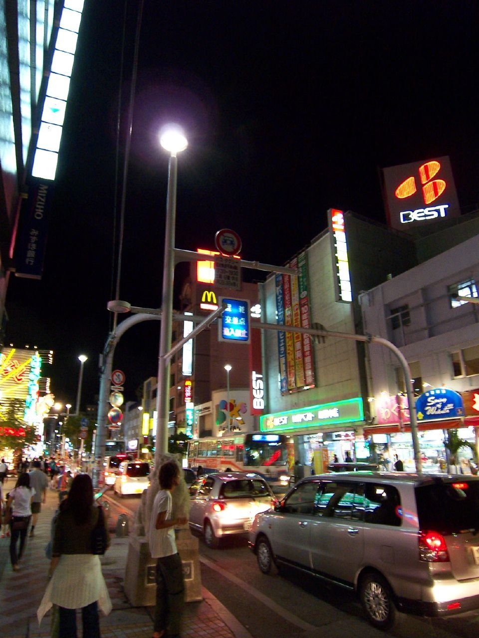 夜の国際通り交差点、ネオンと人通り