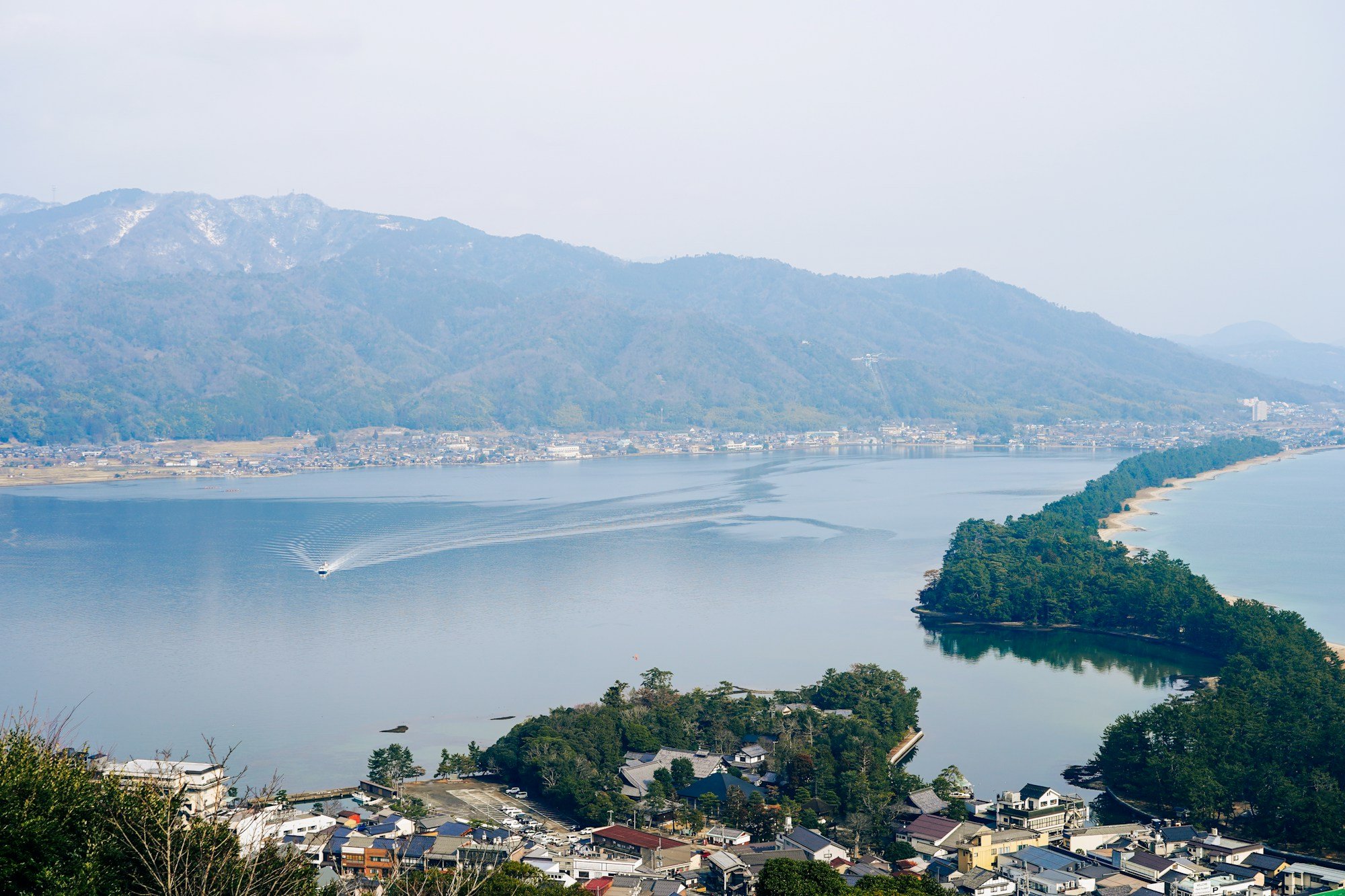 天橋立と宮津湾を一望する高台からの眺め