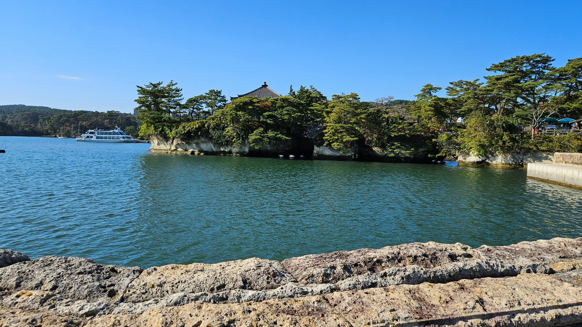 鳥羽湾に浮かぶ島影と松
